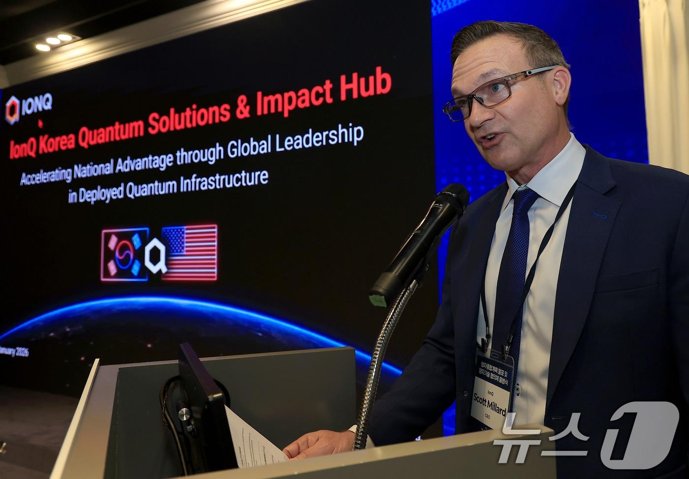 본문 이미지 - 스콧 밀러드 아이온큐(IONQ) CBO가 29일 오후 서울 여의도 켄싱턴호텔에서 열린 양자종합계획 발표 및 양자기술 협의체 출범식에서 아이온큐 코리아 퀀텀 솔루션과 임팩 허브에 대해 발표하고 있다. 2026.1.29/뉴스1 ⓒ News1 박정호 기자