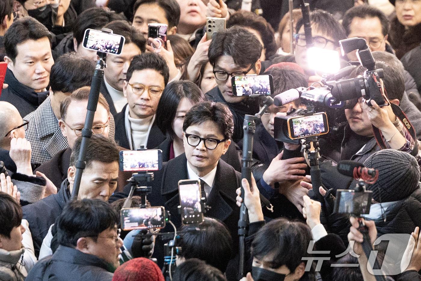 본문 이미지 - 한동훈 전 국민의힘 대표가 29일 서울 여의도 국회 소통관에서 국민의힘 지도부의 제명 결정에 관한 입장 발표를 위해 기자회견장으로 향하고 있다. 2026.1.29/뉴스1 ⓒ News1 이승배 기자