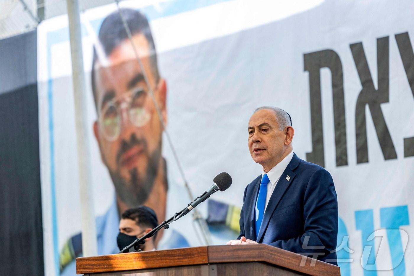 본문 이미지 - 베냐민 네타냐후 이스라엘 총리가 28일(현지시간) 이스라엘 남부 메이타르에서 열린 이스라엘 마지막 인질 란 그빌리의 장례식에서 연설하고 있다. 2026.1.28./뉴스1 ⓒ AFP=뉴스1 ⓒ News1 이창규 기자