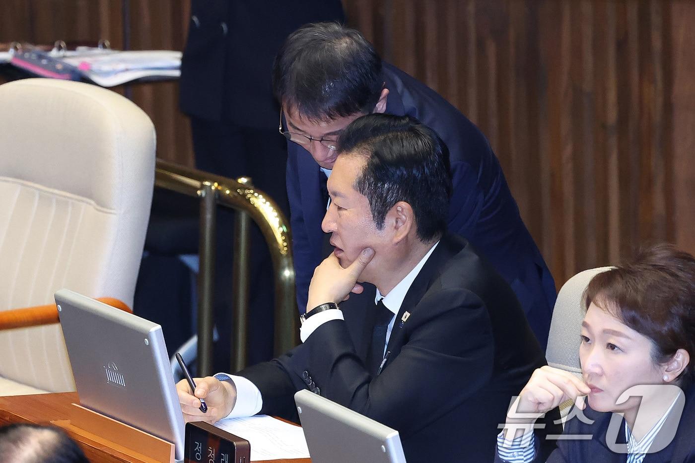 본문 이미지 - 정청래 더불어민주당 대표와 한병도 원내대표가 29일 서울 여의도 국회에서 열린 제431회국회(임시회) 제2차 본회의에서 대화하고 있다. 2026.1.29/뉴스1 ⓒ News1 신웅수 기자