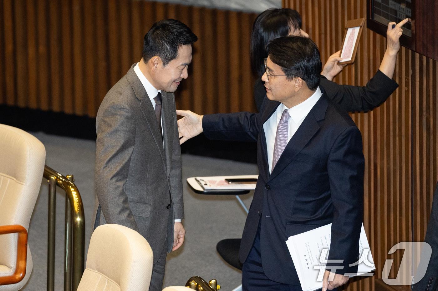 본문 이미지 - 지난 1월 29일 여의도 국회에서 열린 제431회 국회(임시회) 제2차 본회의에서 윤상현 국민의힘 의원(오른쪽)이 장동혁 대표와 대화하고 있다. 2026.1.29 ⓒ 뉴스1 유승관 기자