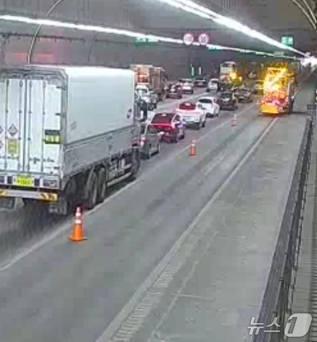 본문 이미지 - 사고 현장. (한국도로공사 CCTV 갈무리. 재판매 및 DB 금지) 2026.1.29/뉴스1