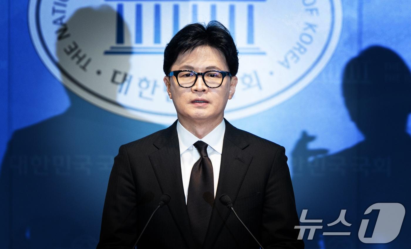 본문 이미지 - 한동훈 전 국민의힘 대표가 29일 서울 여의도 국회 소통관에서 국민의힘 지도부의 제명 결정에 관한 입장 발표를 하고 있다. ⓒ News1 이승배 기자