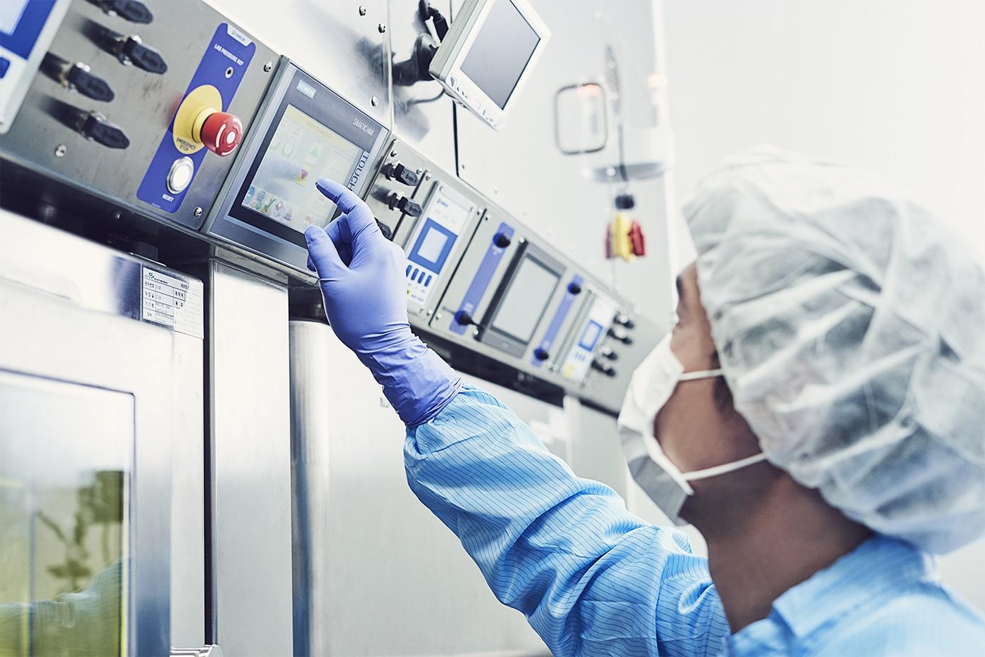 본문 이미지 - 듀켐바이오 관계자가 방사성의약품 생산시설에서 약물 제조 시스템을 관리하고 있다.(듀켐바이오 제공)/뉴스1