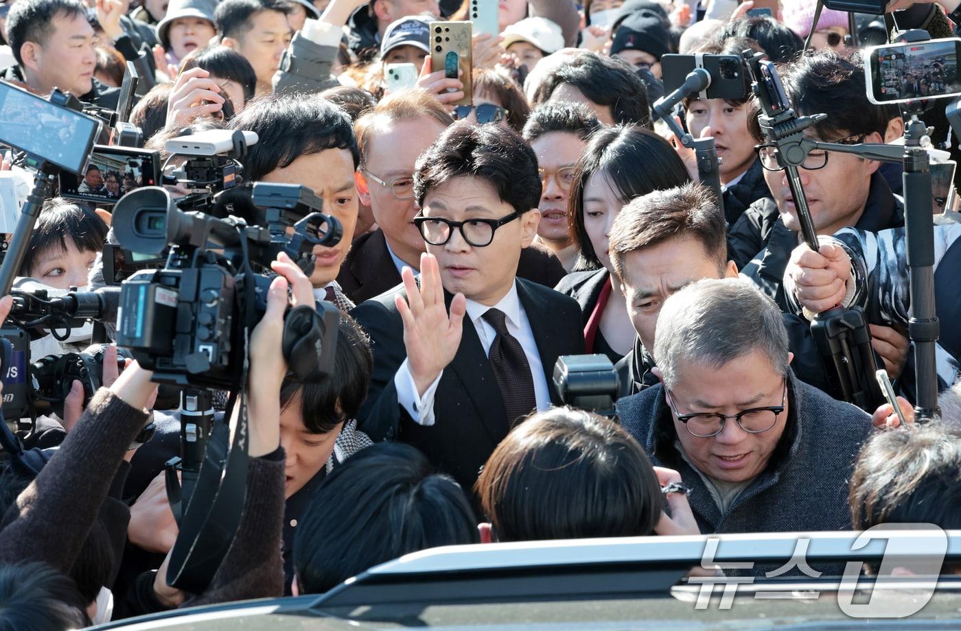 본문 이미지 - 한동훈 전 국민의힘 대표가 29일 서울 여의도 국회 소통관에서 국민의힘 지도부의 제명 결정에 관한 입장 발표를 마치고 차량으로 향하고 있다. (공동취재) 2026.1.29/뉴스1 ⓒ News1 이승배 기자