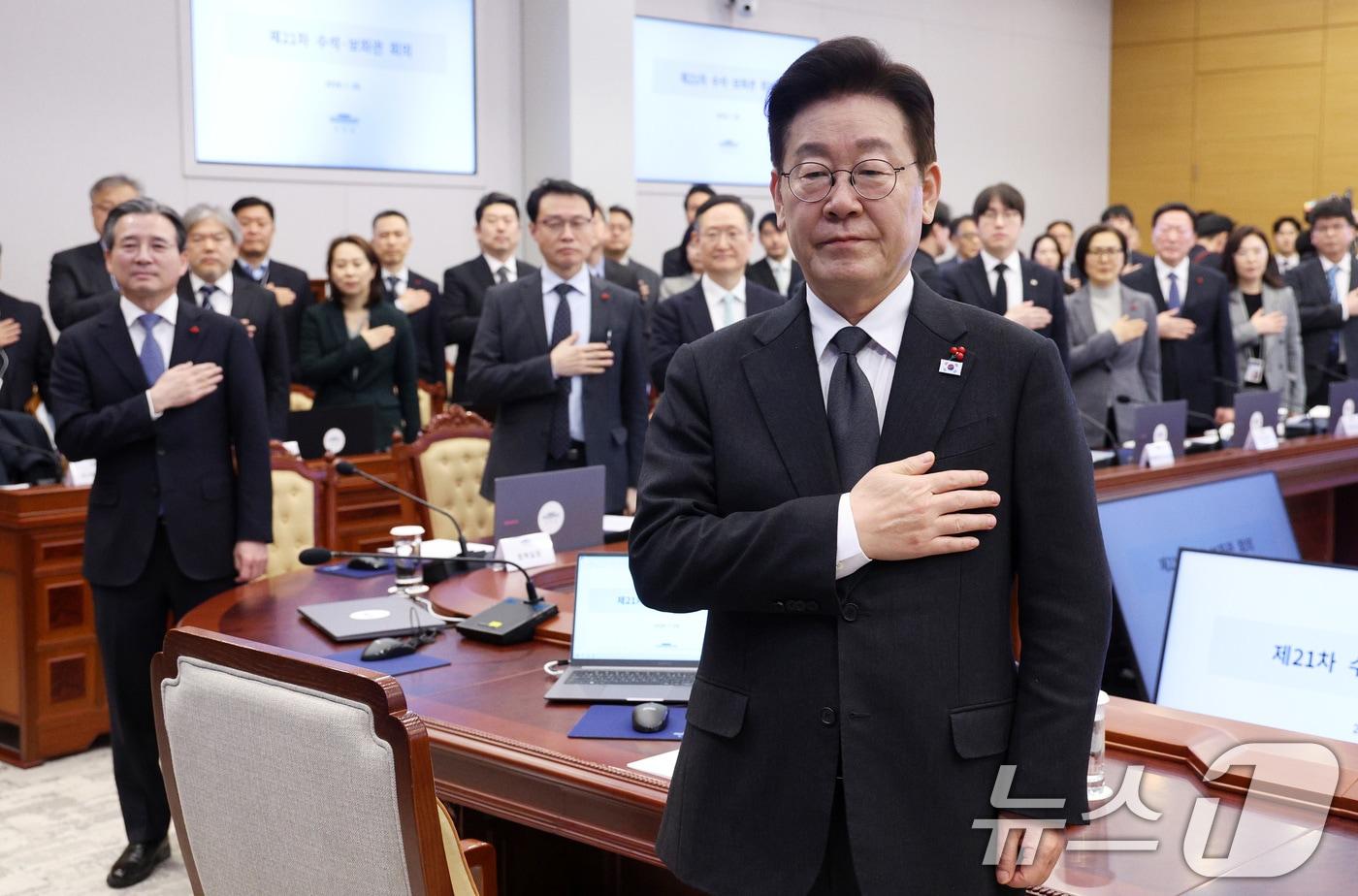 본문 이미지 - 이재명 대통령이 29일 청와대에서 열린 수석보좌관회의에서 국민의례를 하고 있다. (청와대통신사진기자단) 2026.1.29/뉴스1 ⓒ News1 이재명 기자