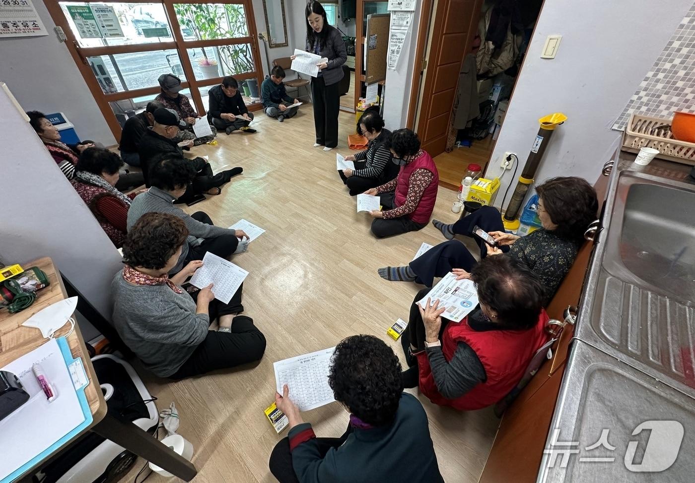 본문 이미지 - 충북 괴산군보건소는 고령층의 구강 건강관리 능력 향상을 위해 2월까지 '씹는 즐거움, 건강한 노후' 사업을 진행한다.(괴산군 제공, 재판매 및 DB금지)/뉴스1