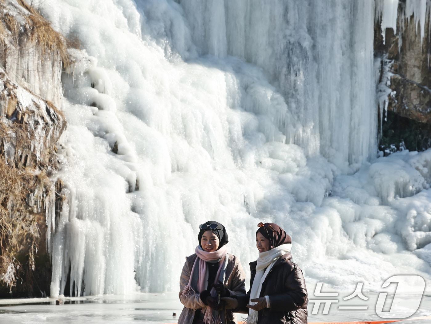 본문 이미지 - 강추위가 이어지고 있는 29일 오후 서울 서대문구 홍제천 인공폭포가 얼어붙어 있다. 2026.1.29/뉴스1 ⓒ News1 황기선 기자