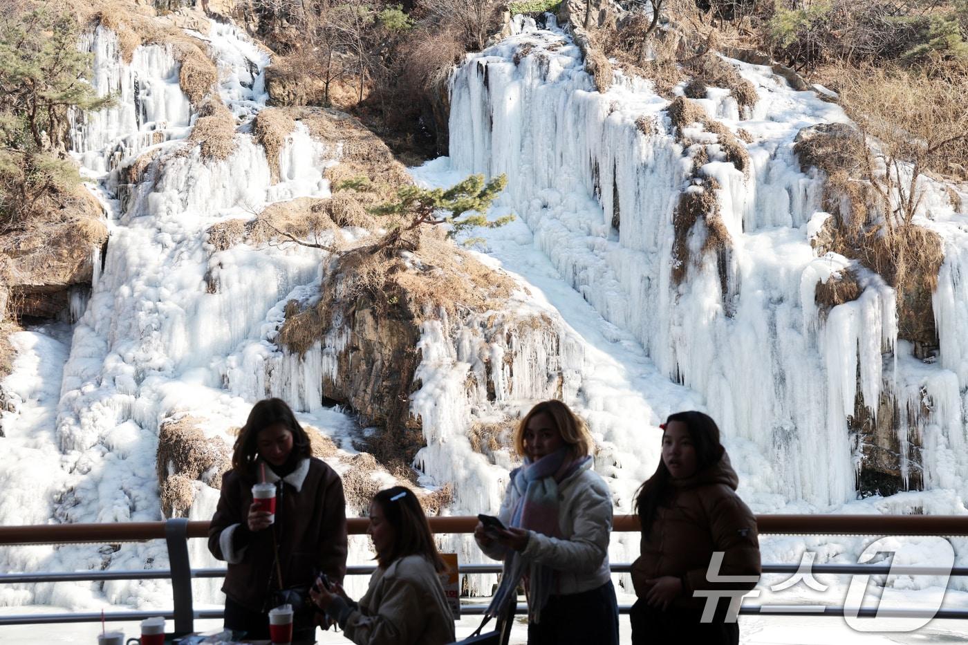 본문 이미지 - 강추위가 이어진 지난 29일 오후 서울 서대문구 홍제천 인공폭포가 얼어붙어 있다. 2026.1.29/뉴스1 ⓒ News1 황기선 기자