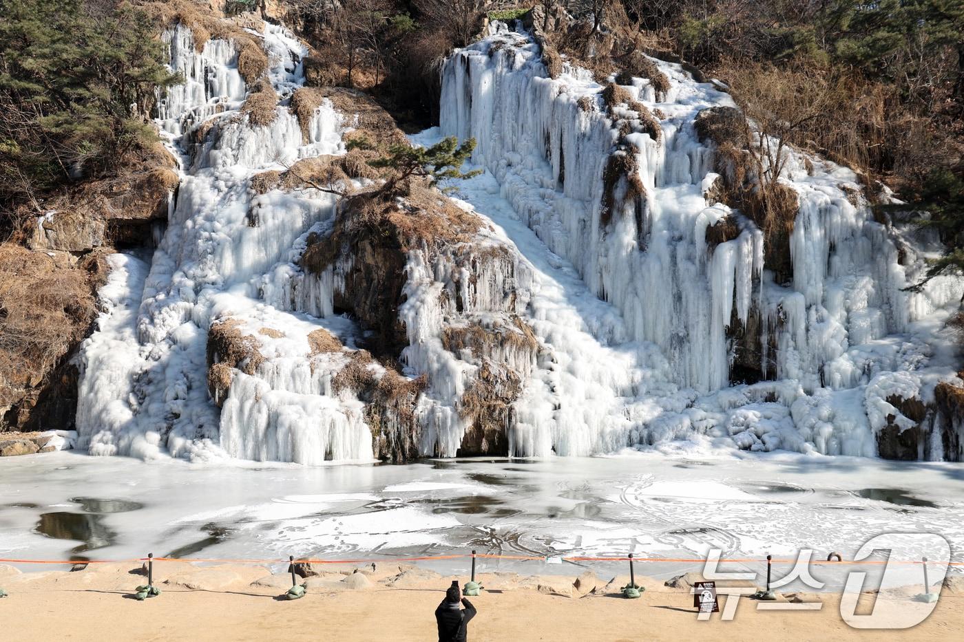 본문 이미지 - 강추위가 이어지고 있는 29일 오후 서울 서대문구 홍제천 인공폭포가 얼어붙어 있다. 2026.1.29/뉴스1 ⓒ News1 황기선 기자