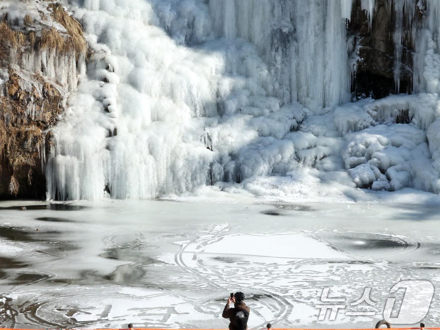 본문 이미지 - 강추위가 이어지고 있는 29일 오후 서울 서대문구 홍제천 인공폭포가 얼어붙어 있다. 2026.1.29/뉴스1 ⓒ News1 황기선 기자
