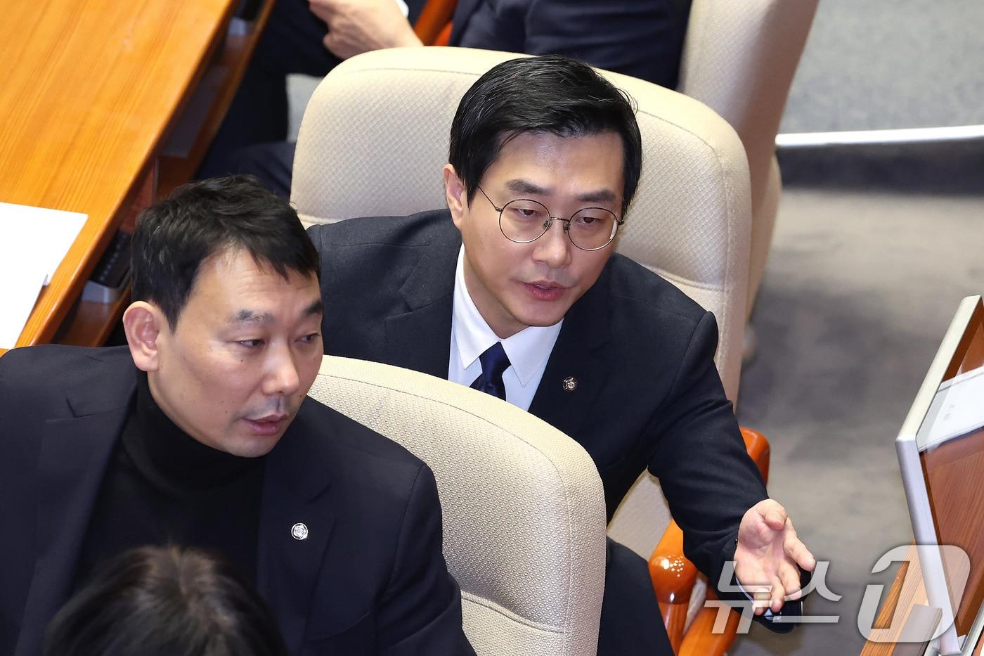 본문 이미지 - 장경태 더불어민주당 의원이 29일 서울 여의도 국회에서 열린 제431회국회(임시회) 제2차 본회의에서 의원들과 대화하고 있다. 2026.1.29 ⓒ 뉴스1 신웅수 기자