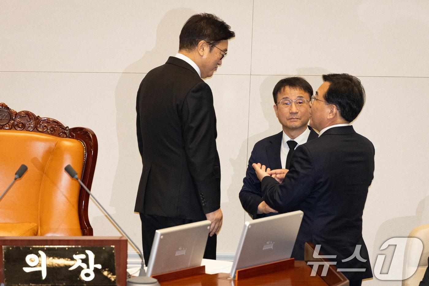본문 이미지 - 우원식 국회의장과 더불어민주당 한병도, 국민의힘 송언석 원내대표가 지난달 29일 서울 여의도 국회에서 열린 제431회 국회(임시회) 제2차 본회의에서 대화하고 있다. 2026.1.29 ⓒ 뉴스1 유승관 기자