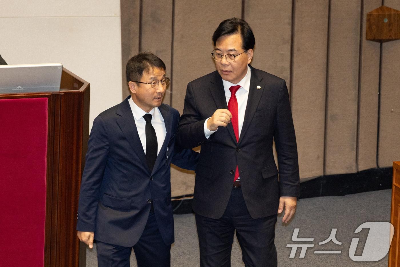본문 이미지 - 더불어민주당 한병도, 국민의힘 송언석 원내대표가 29일 서울 여의도 국회에서 열린 제431회 국회(임시회) 제2차 본회의에서 대화하고 있다. 2026.1.29/뉴스1 ⓒ News1 유승관 기자
