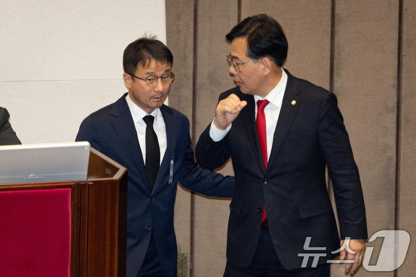 본문 이미지 - 더불어민주당 한병도, 국민의힘 송언석 원내대표가 29일 서울 여의도 국회에서 열린 제431회 국회(임시회) 제2차 본회의에서 대화하고 있다. 2026.1.29/뉴스1 ⓒ News1 유승관 기자