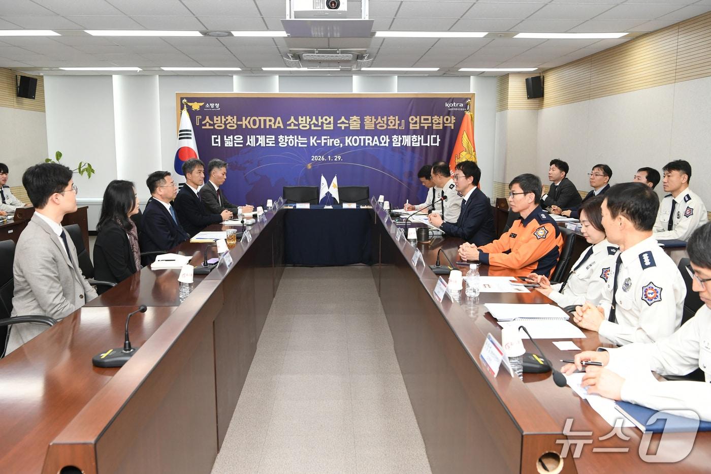 본문 이미지 - 김승룡 소방청장 직무대행과 강경성 KOTRA 사장이 소방산업 수출 활성화를 위한 업무협약을 체결중이다.(소방청 제공)