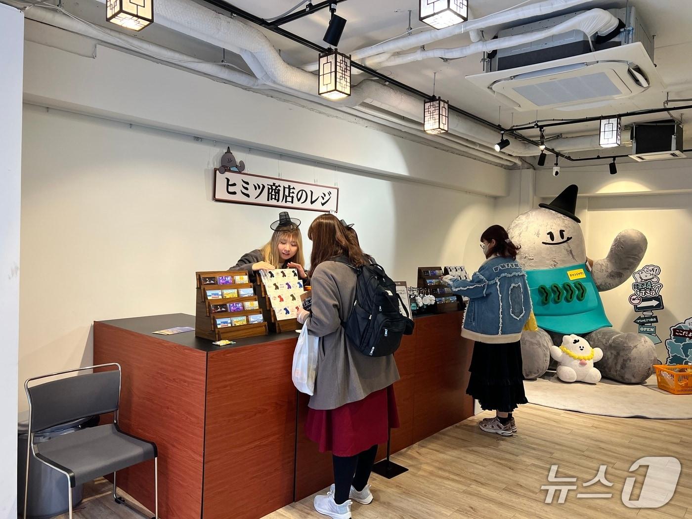 본문 이미지 - 일본 도쿄 시부야 복합문화공간 오픈베이스에서 29일 개장한 강릉시 팝업스토어 '강릉에서 온 마리의 비밀잡화점' 첫날 모습.(강릉시 제공, 재판매 및 DB 금지) 2026.1.29/뉴스1