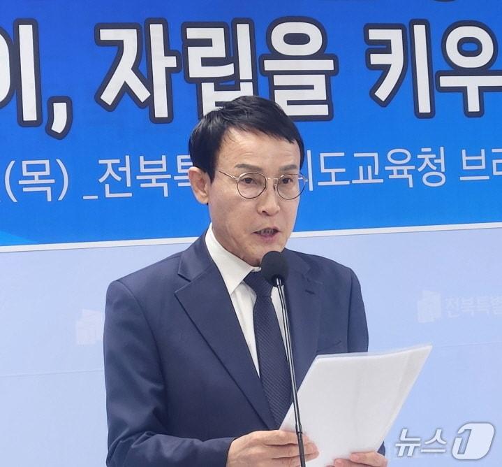 본문 이미지 - 전북교육감 출마를 선언한 이남호 전 전북대총장이 29일 전북교육청에서 기자회견을 갖고, 고교 졸업 학생들의 경제적 자립을 돕기 위한 ‘자립지원 계좌 도입’을 약속했다./뉴스1