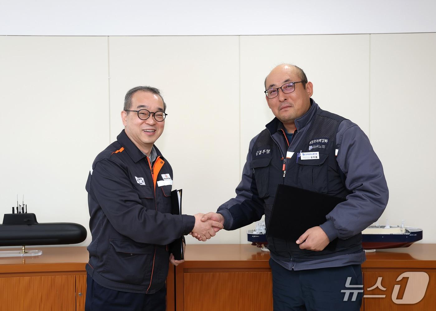 본문 이미지 - (왼쪽부터)한화오션 경영지원실장 정인섭 사장과 한화오션지회 강주용 수석부지회장이 발전적인 노사관계 구축을 위한 합의서에 서명한 뒤 악수하고 있다.(한화오션 제공. 재판매 및 DB금지)