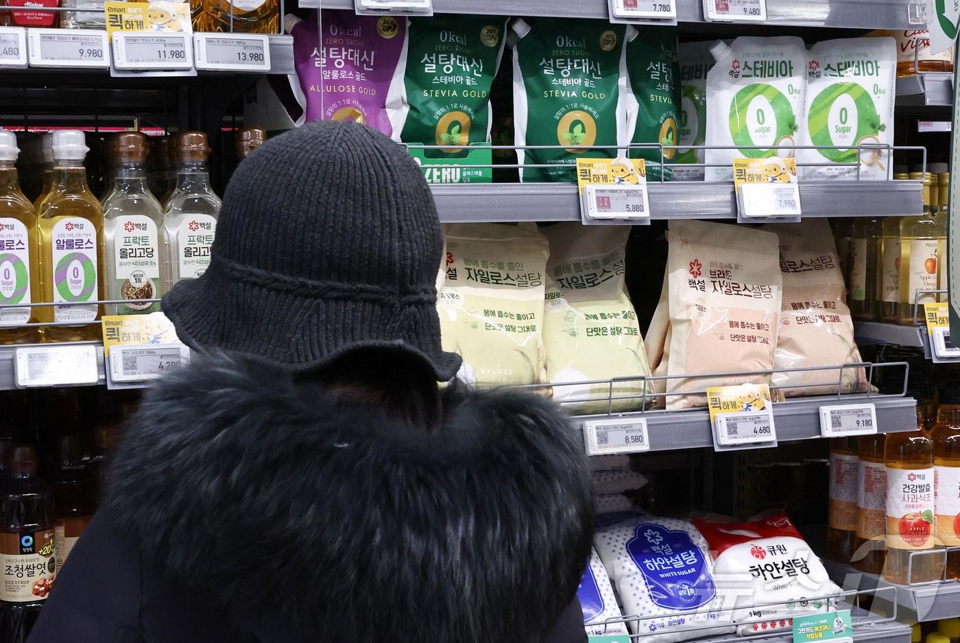 본문 이미지 - 29일 서울의 한 대형마트에 설탕이 진열되어 있다. 2026.1.29/뉴스1 ⓒ News1 최지환 기자