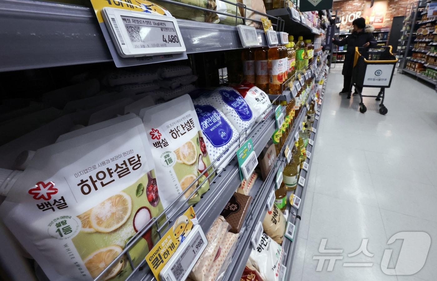 본문 이미지 - 지난달 29일 서울의 한 대형마트에 설탕이 진열되어 있다. 이재명 대통령은 전날 X(구 트위터)를 통해 첨가당을 과다하게 사용하는 기업에 '설탕 부담금'을 부과하는 방안을 제시했다. /뉴스1 ⓒ News1 최지환 기자