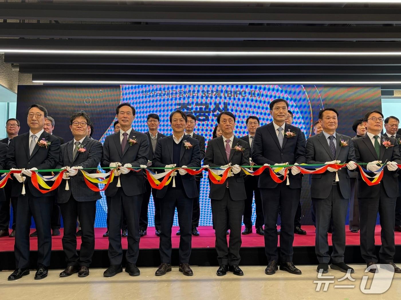 본문 이미지 - 29일 열린 BIFC 3단계 준공식에서 주요 내빈들이 테이프 커팅에 앞서 기념촬영을 하는 모습 2026.1.29/뉴스1 ⓒ News1 홍윤 기자