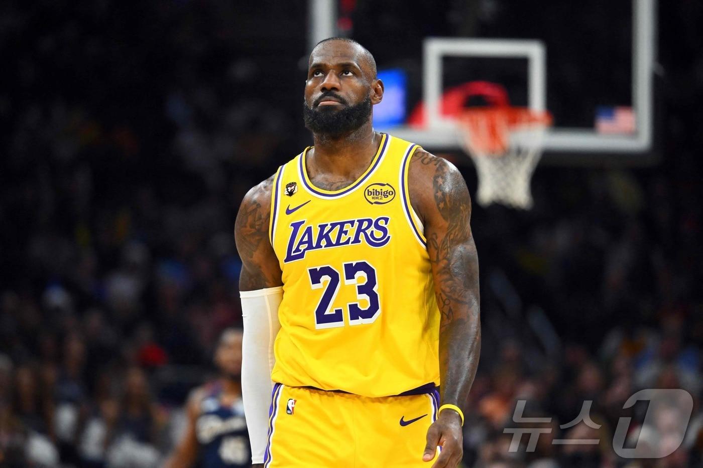 본문 이미지 - LA 레이커스의 르브론 제임스가 29일(한국시간) 열린 2025-26 NBA 정규리그 클리블랜드 캐벌리어스와 원정 경기에서 11점에 그쳐 팀의 대패를 막지 못했다. ⓒ AFP=뉴스1