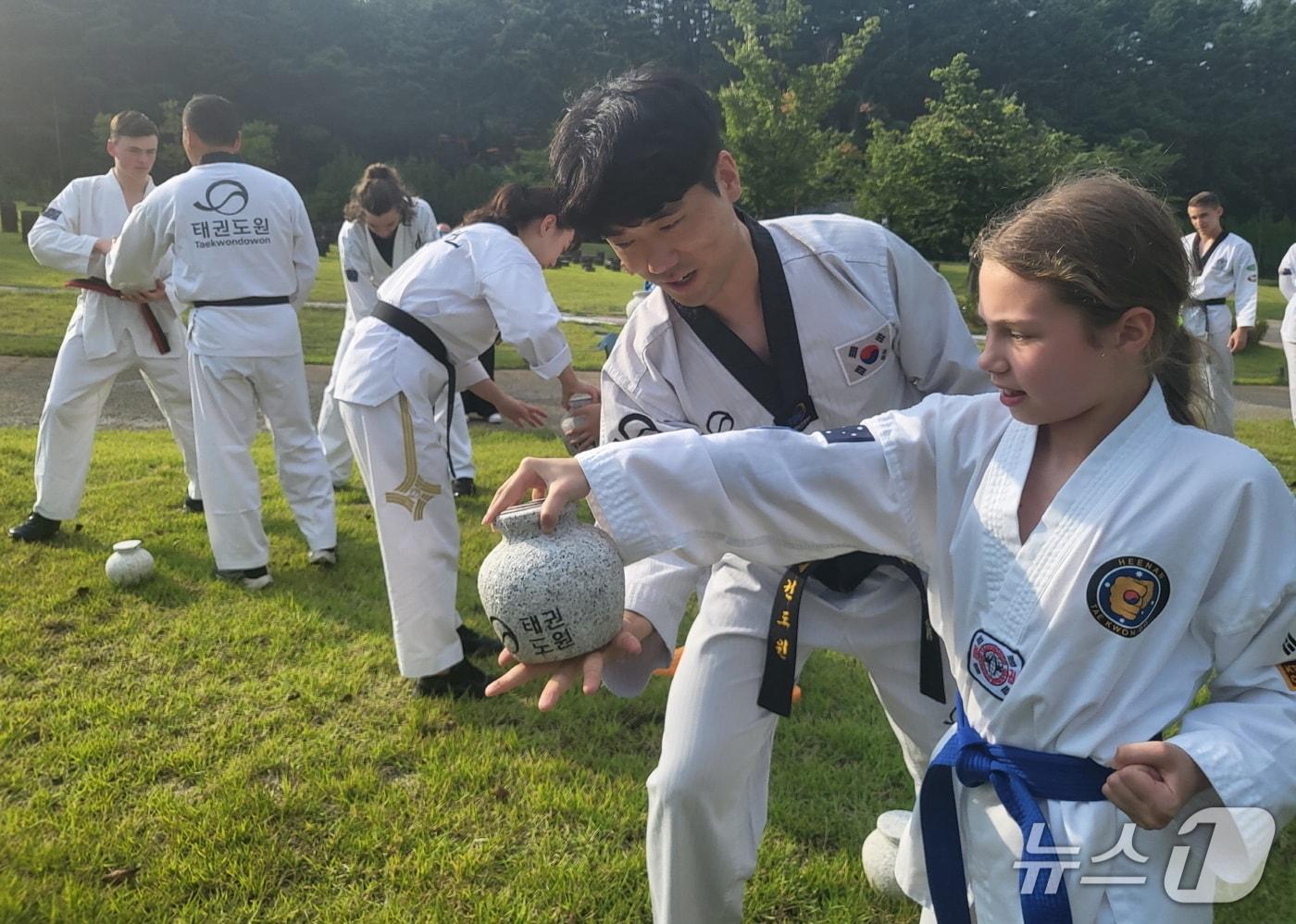 본문 이미지 - 호주 수련생들이 태권도원 전통무예수련장에서 수련을 하고 있다.(태권도진흥재단 제공. 재판매 및 DB 금지)