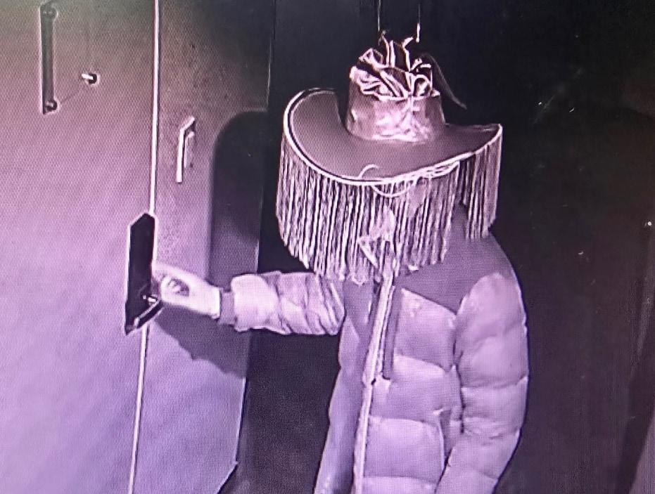 본문 이미지 - 건물 내부의 기물을 파손시킨 것으로 추정되는 남성. 출처=스레드