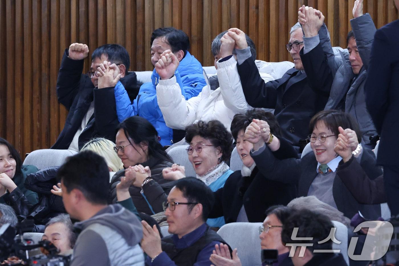 본문 이미지 - 29일 서울 여의도 국회에서 열린 제431회국회(임시회) 제2차 본회의에서 진실·화해를 위한 과거사정리 기본법 전부개정법률안(대안)이 가결되자 피해 유가족들이 환호하고 있다. 2026.1.29/뉴스1 ⓒ News1 신웅수 기자