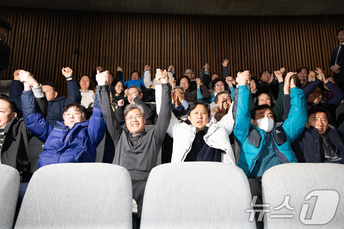 본문 이미지 - 국가폭력피해자 가족들이 29일 서울 여의도 국회에서 열린 제431회 국회(임시회) 제2차 본회의에서 진실·화해를 위한 과거사정리 기본법 전부개정법률안(대안)이 가결되자 환호하고 있다. 2026.1.29 ⓒ 뉴스1 유승관 기자