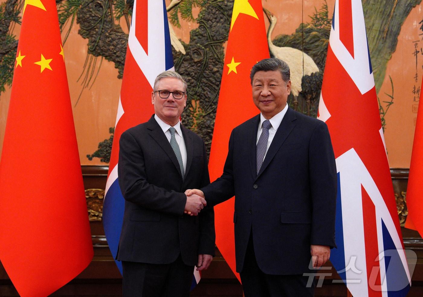 본문 이미지 - 시진핑 중국 국가주석과 키어 스타머 영국 총리가 29일 회담에 앞서 악수를 하고 있다. 2026.1.29 ⓒ 로이터=뉴스1 ⓒ News1 정은지 특파원