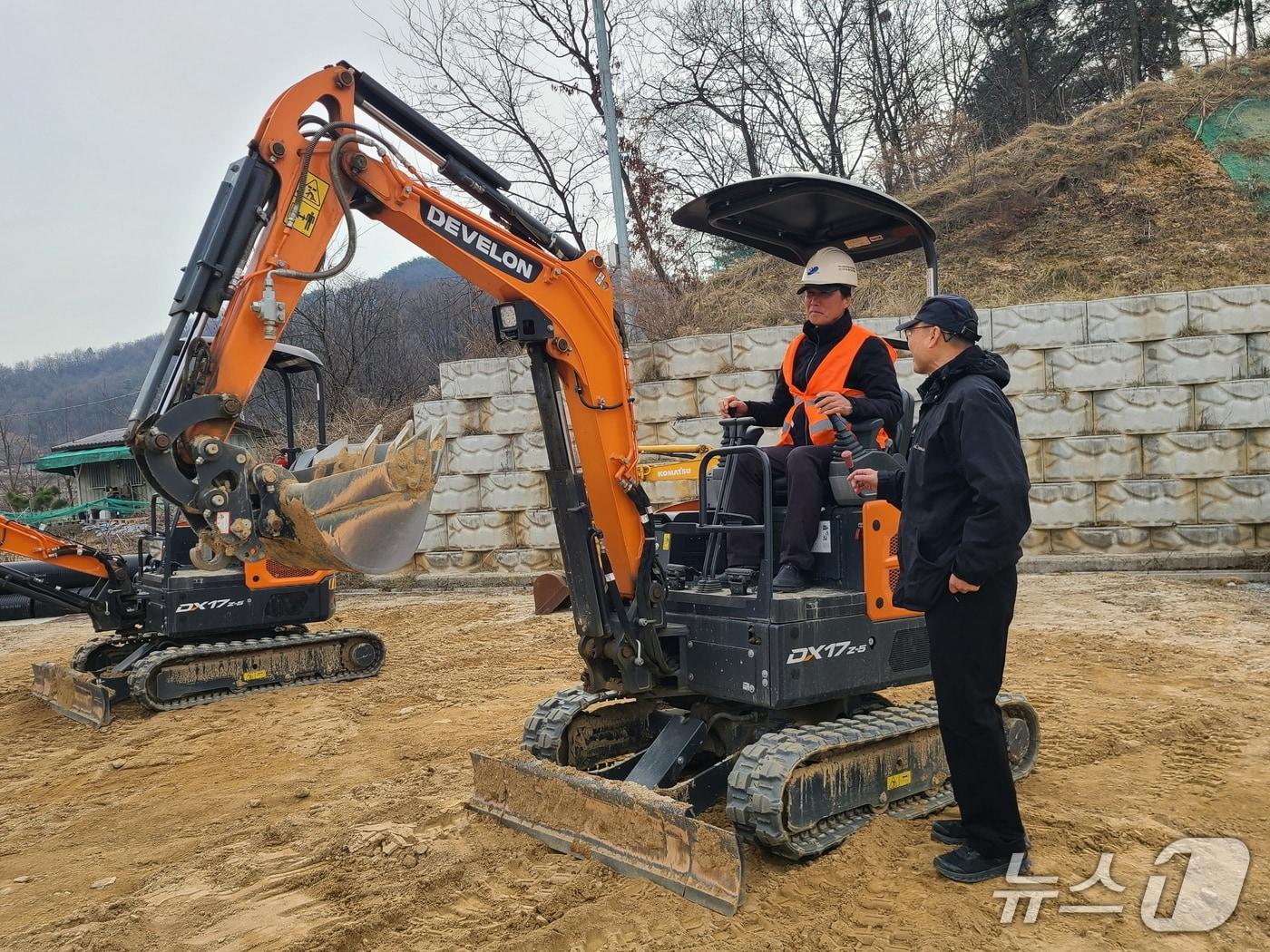 본문 이미지 - 보은군 소형 특수농기계 면허 취득과정 교육 장면(보은군 제공. 재판매 및 DB금지) /뉴스1 