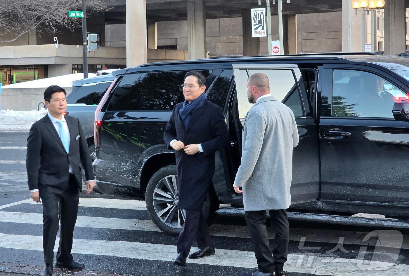 본문 이미지 - 이재용 삼성전자 회장이 28일(현지시간) 미국 워싱턴DC 스미스소니언 국립아시아미술관에서 열린 '이건희 컬렉션' 특별전 폐막 갈라 행사장에 입장하고 있다. 2026.01.29/뉴스1 ⓒ News1 류정민 특파원