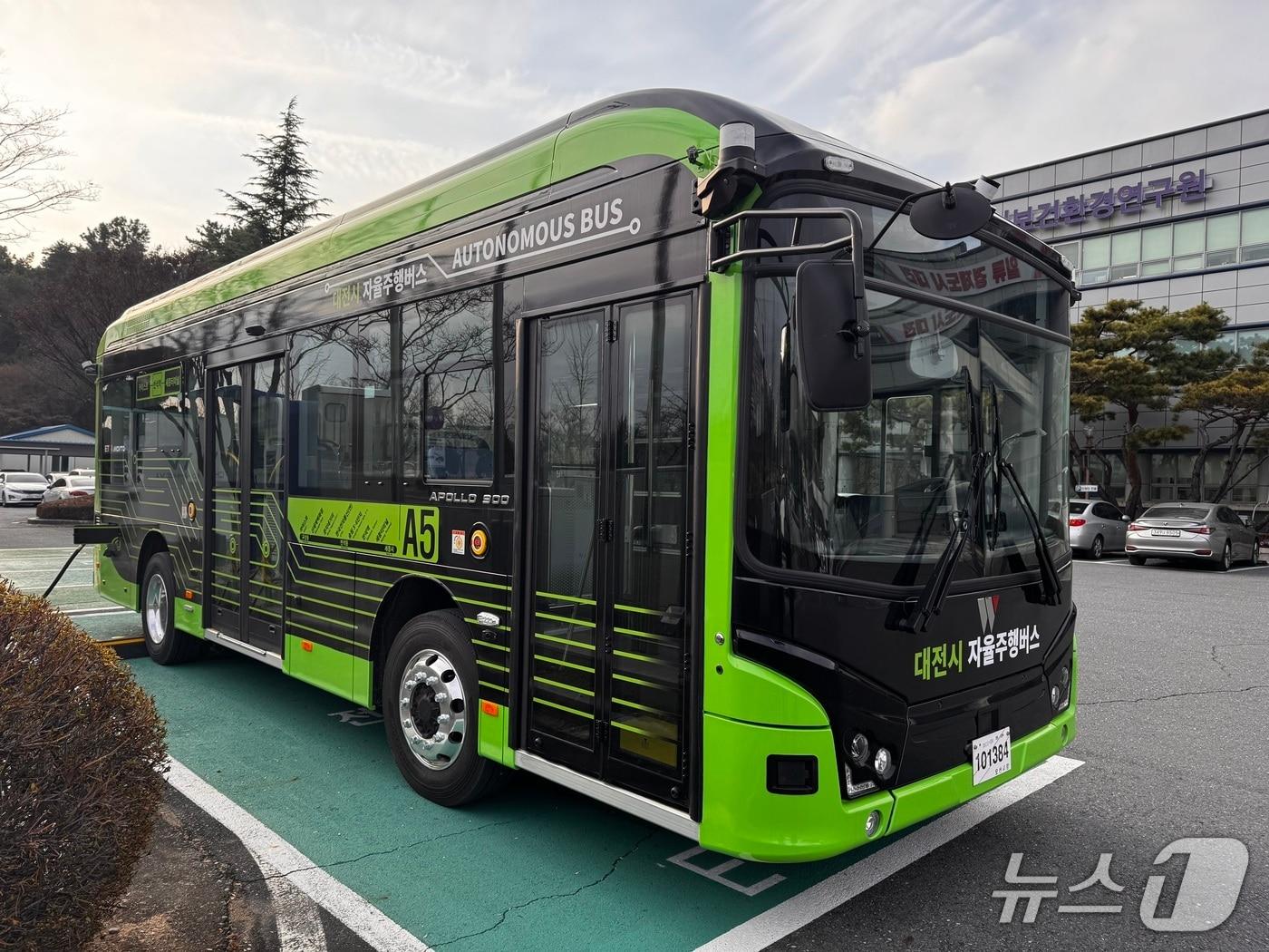 본문 이미지 - 한국전자통신연구원(ETRI) 연구진이 개발한 자율주행버스(ETRI 제공) /뉴스1