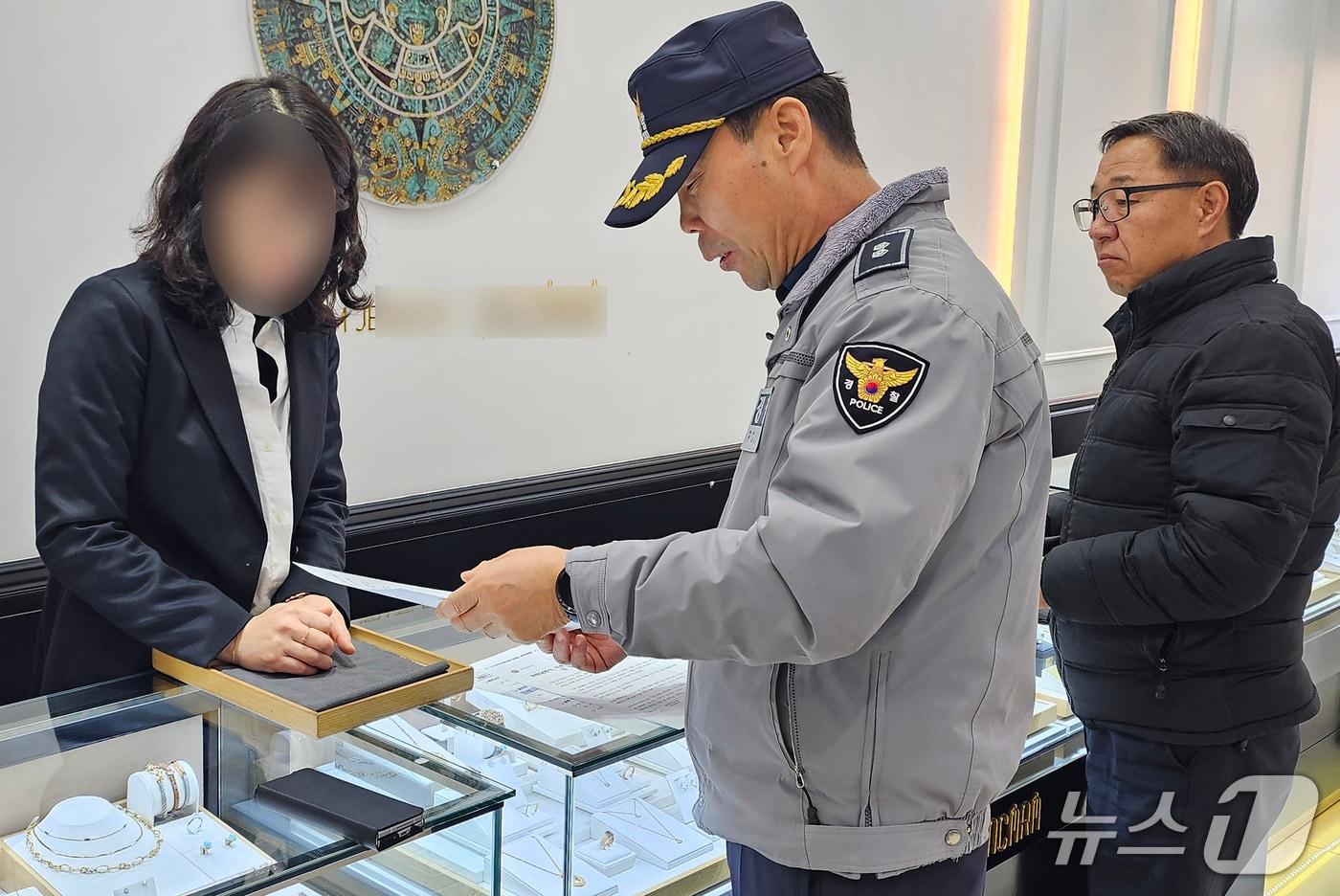 본문 이미지 - 29일 경북 포항남부경찰서는 최근 금값 상승에 따른 전국에서 금은방 절도가 잇따라 밣생함에 따라 관내 귀금속 판매업소에 대한 순찰을 강화하고 있다. (포항남부경찰서제공, 재판매 및 DB금지) 2026.1.29/뉴스1
