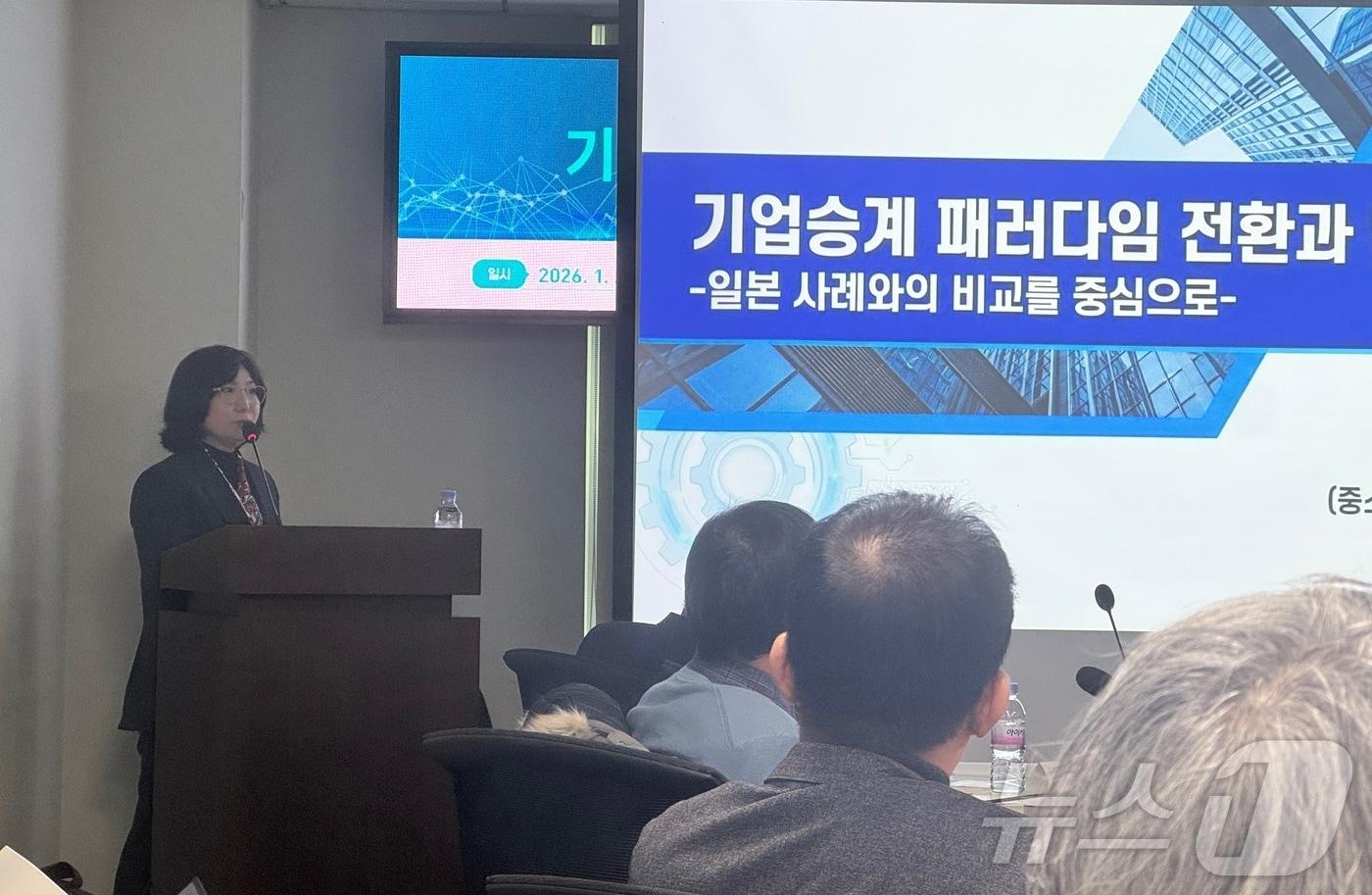 본문 이미지 - 최수정 중소벤처기업연구원 연구위원은 29일 국회의원회관 제4간담회실에서 열린 '기업승계와 직원인수를 통한 기업의 지속가능성 방안' 세미나에서 발표를 진행했다. ⓒ News1 이민주 기자