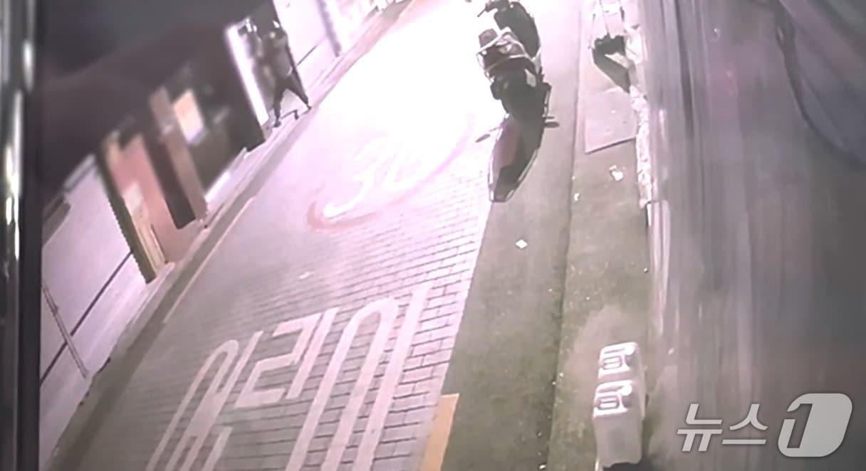 본문 이미지 - 금은방 절도 범행 현장 폐쇄회로 CCTV 영상 갈무리.(금정경찰서 제공. 재판매 및 DB 금지)