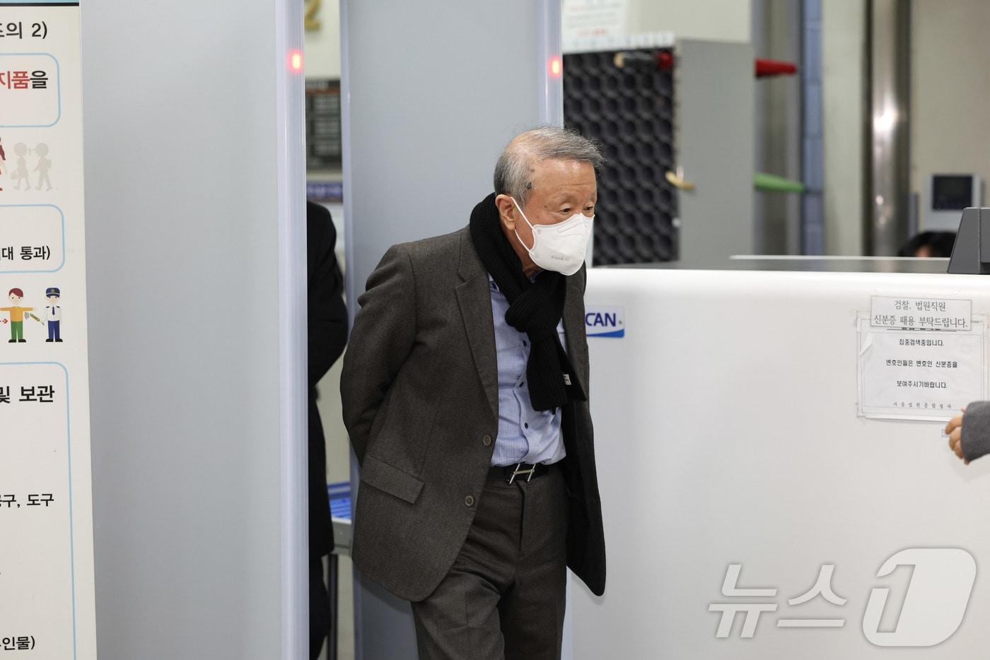 본문 이미지 - 200억 원대 횡령·배임 혐의로 기소된 홍원식 전 남양유업 회장이 29일 서울 서초구 서울중앙지법에서 열린 1심 선고 공판을 마치고 법원을 나서고 있다. (공동취재) 2026.1.29/뉴스1 ⓒ News1 김명섭 기자