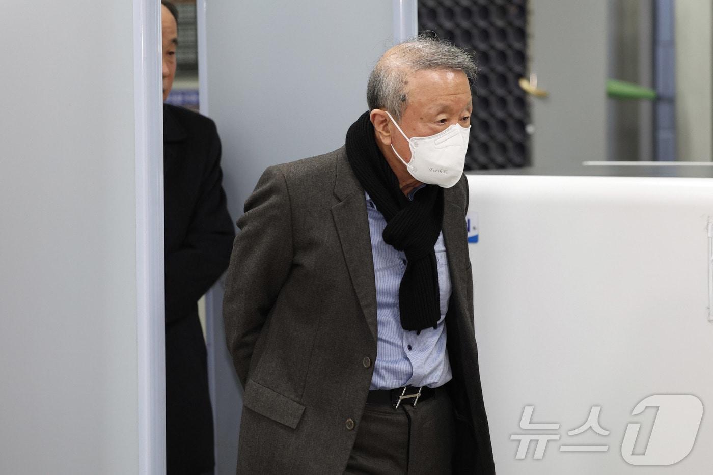 본문 이미지 - 200억 원대 횡령·배임 혐의로 기소된 홍원식 전 남양유업 회장이 29일 서울 서초구 서울중앙지법에서 열린 1심 선고 공판을 마치고 법원을 나서고 있다. (공동취재) 2026.1.29/뉴스1 ⓒ News1 김명섭 기자