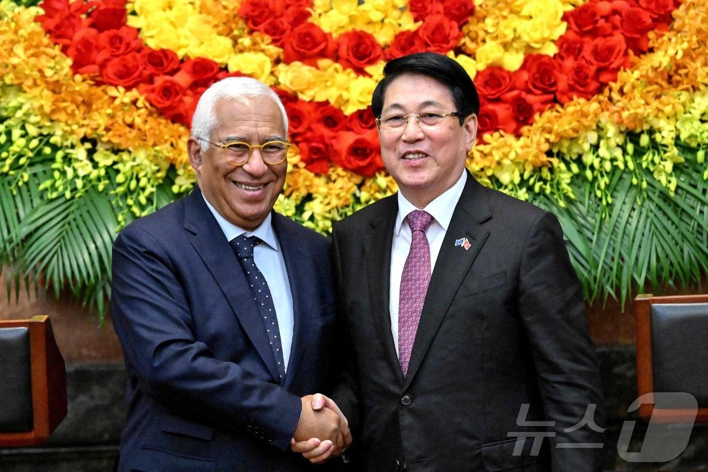 본문 이미지 - 안토니우 코스타 유럽연합(EU) 정상회의 상임의장과 르엉 끄엉 베트남 주석이 28일(현지시간) 하노이에서 열린 회담에서 양국 관계를 '포괄적 전략적 동반자 관계'로 격상시켰다. ⓒ AFP=뉴스1 ⓒ News1 이창규 기자