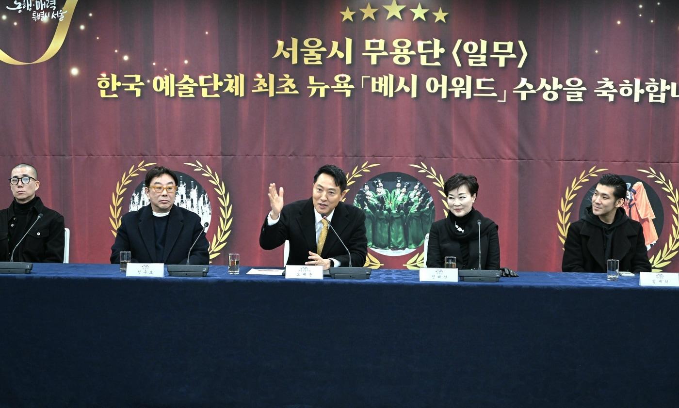 본문 이미지 - 오세훈 서울시장이 29일 2026년 '베시 어워드'에서 최우수 안무가·창작자상을 수상한 서울시무용단을 만나 축하 인사하고 있다.(서울시 제공)