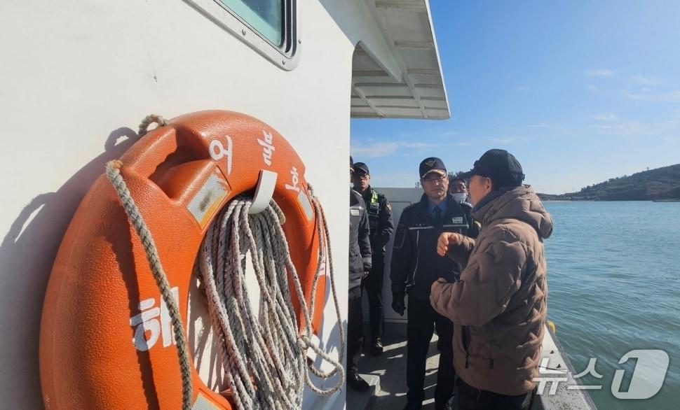 본문 이미지 -  완도해양경찰이 설 연휴를 앞둔 28일 선박 시설장비를 살피고 있다.(완도해경 제공. 재판매 및 DB 금지)