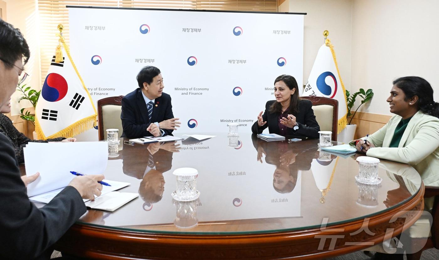 본문 이미지 - 구윤철 부총리 겸 재정경제부 장관이 29일 서울 종로구 정부서울청사에서 아누슈카 샤 국제신용평가사 무디스(Moody's) 아태지역 국가신용등급 담당 이사와 면담을 하고 있다. (재정경제부 제공. 재판매 및 DB 금지) 2026.1.29 ⓒ 뉴스1