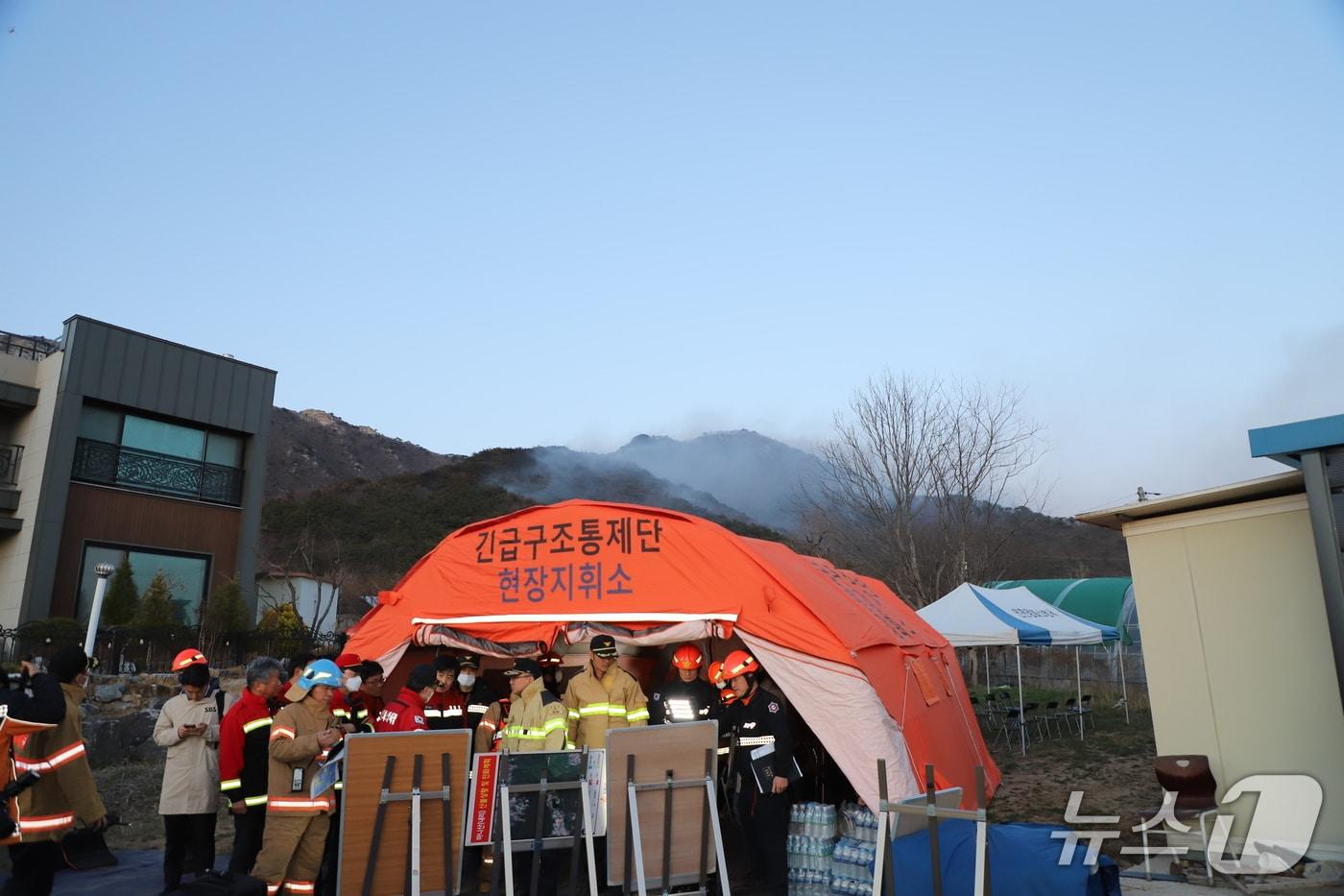 본문 이미지 - 2023년 강화 마니산 산불 대응 현장(인천소방본부 제공/뉴스1)