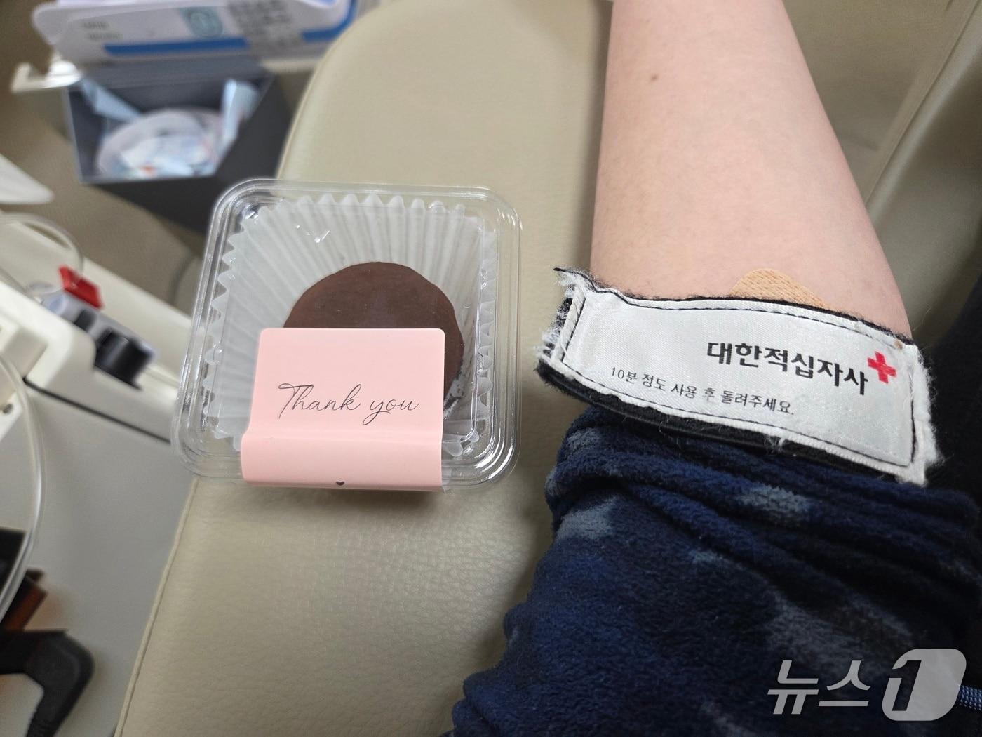 본문 이미지 - 29일 대구 수성구 헌혈의집 신매광장센터에서 헌혈에 참여한 한 시민이 증정품으로 받은 ‘두바이 쫀득 쿠키’를 들고 있다. .2026.1.29/뉴스1 ⓒ News1 이성덕 기자
