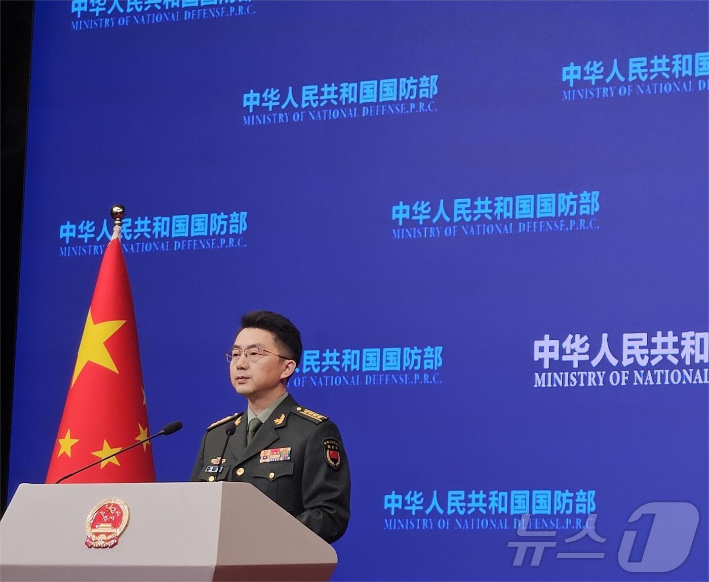 본문 이미지 - 장빈 중국 국방부 대변인이 29일 정례브리핑에서 발언하고 있다. 2026.1.29 ⓒ News1 정은지 특파원