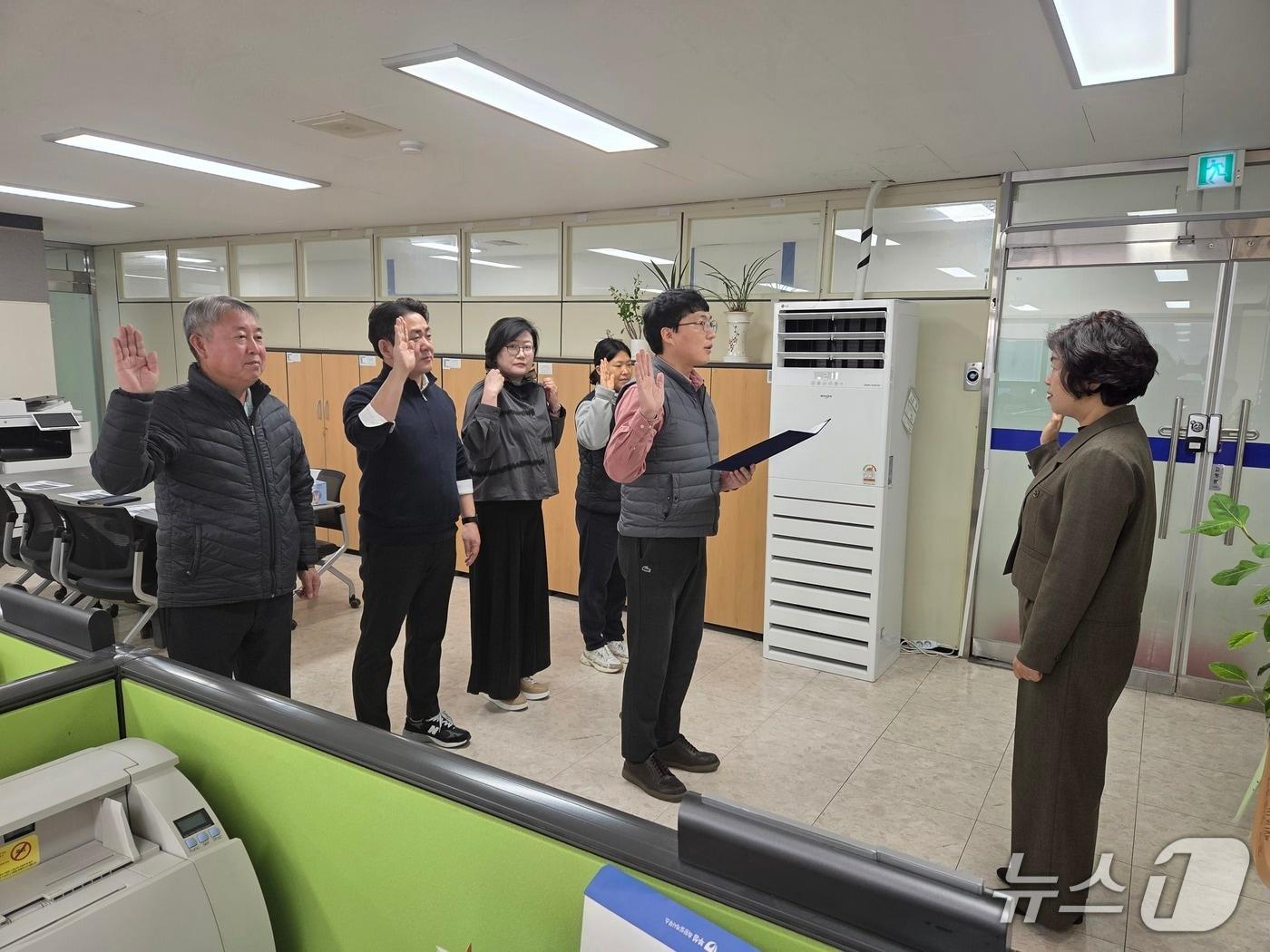 본문 이미지 - 농림수산업자신용보증기금 강원지역보증센터는 29일 농협 춘천시지부에서 신뢰 회복·자정 결의 대회를 가졌다.(농협 강원본부 제공. 재판매 및 DB금지)/뉴스1