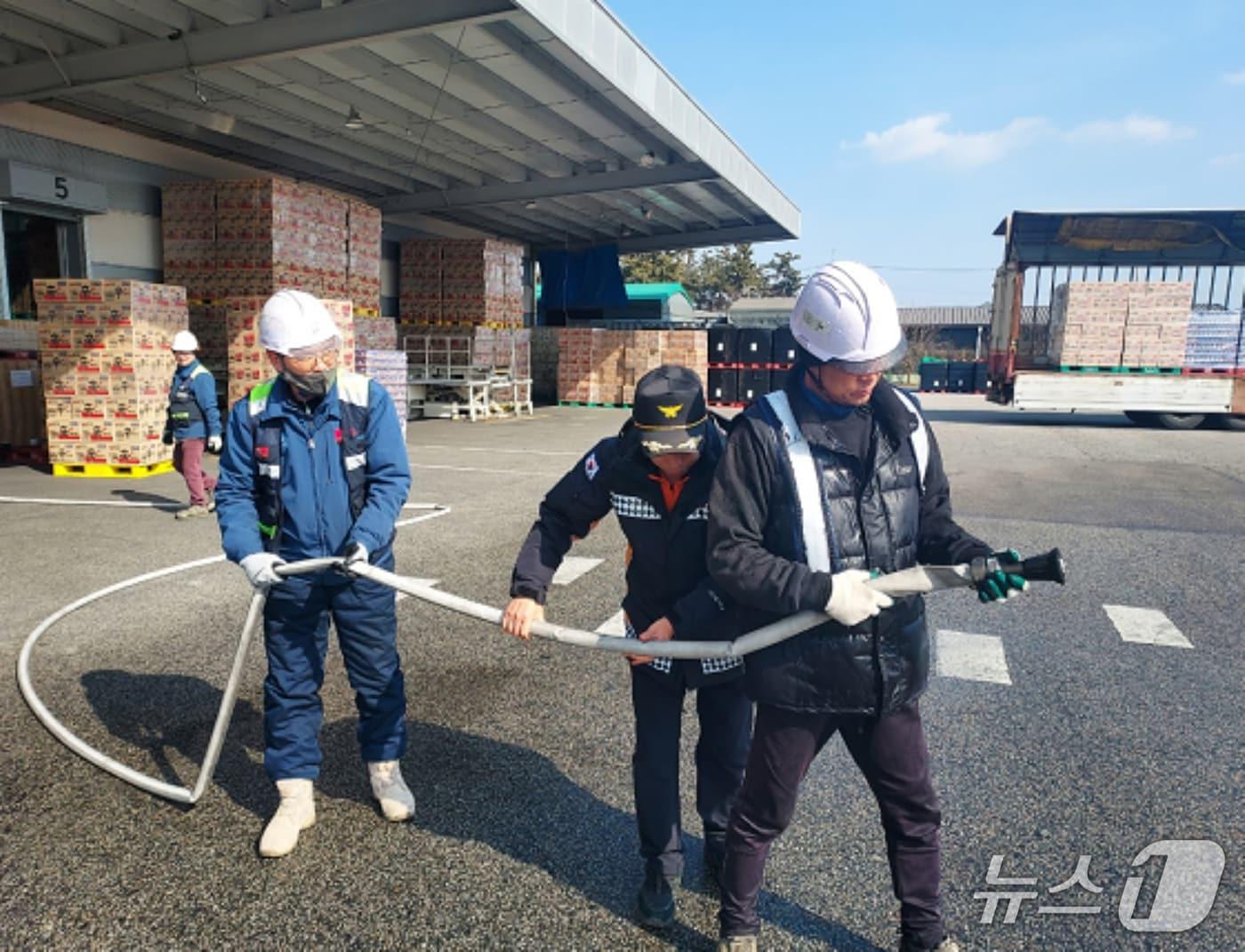 본문 이미지 - 전북 소방이 현장점검 대상 시설 관계자들에게 소방 교육을 하고 있다.(전북소방본부 제공. 재판매 및 DB금지)