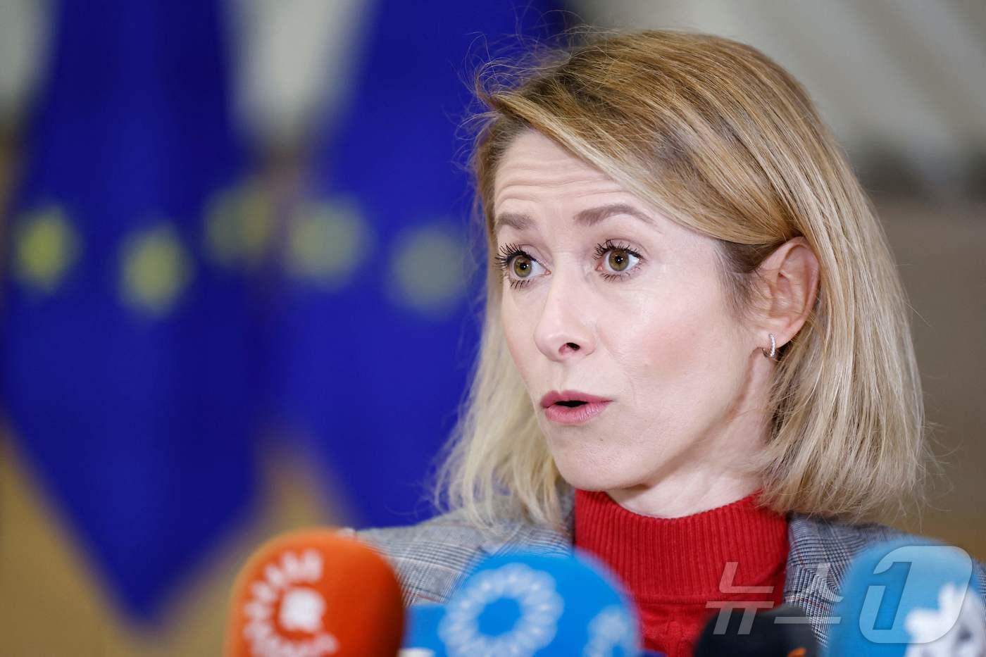 본문 이미지 - 29일(현지시간) 카야 칼라스 유럽연합(EU) 외교안보 고위대표가 벨기에 브뤼셀에서 열리는 EU 외교장관 회의에 참석하기 전 취재진 질문에 답하고 있다. 2026.01.29 ⓒ AFP=뉴스1 ⓒ News1 김지완 기자